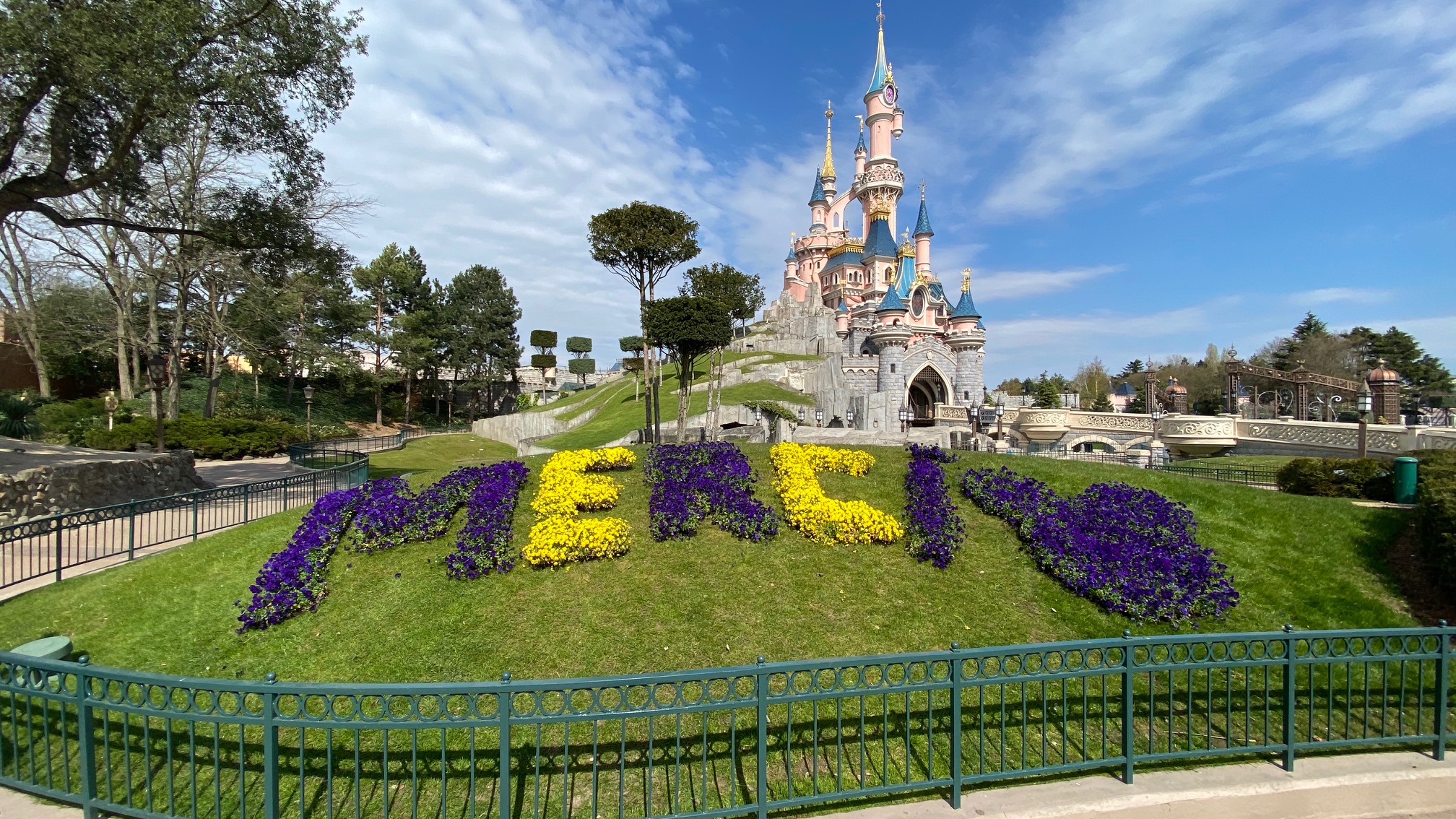 Les Cast Members de Disneyland Paris montrent leur soutien aux professionnels de santé