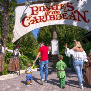 visiteurs à l'entrée de l'attraction Pirate des Caraïbes