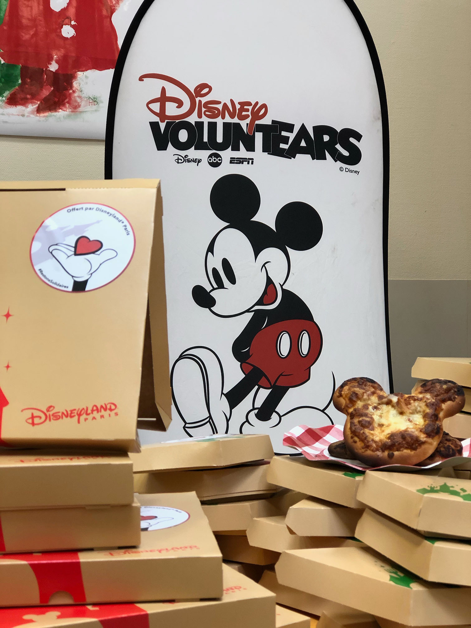 Les Disney VoluntEARS de Disneyland Paris poursuivent leur aide aux personnes dans le besoin, en faisant don de pizzas et de cadeaux de Noël aux familles soutenues par des associations caritatives.