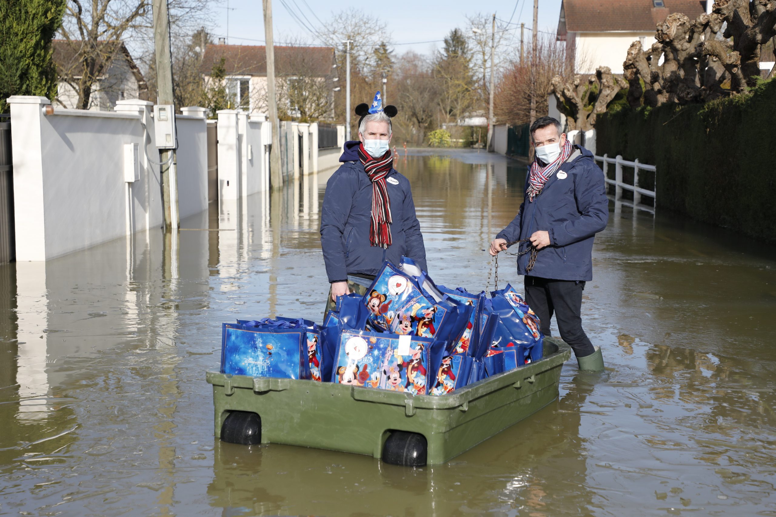 Les Disney VoluntEARS donnent des paniers garnis aux sinistrés des crues en Seine-et-Marne