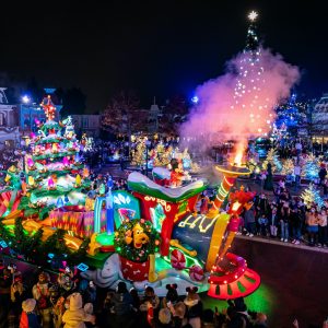 Discover the work of Tiphaine, stage designer assistant on the brand-new Mickey’s Dazzling Christmas Parade