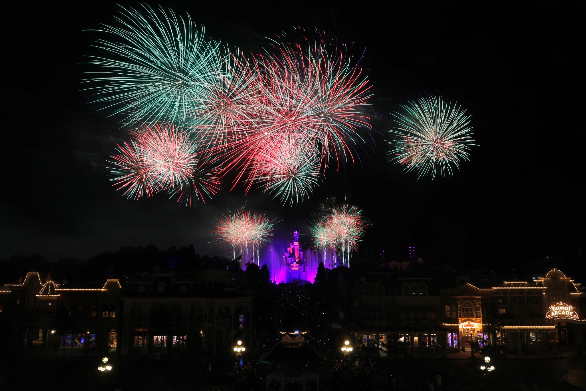 Disneyland Paris célèbre le 14 juillet avec un spectacle exceptionnel mêlant drones et pyrotechnie
