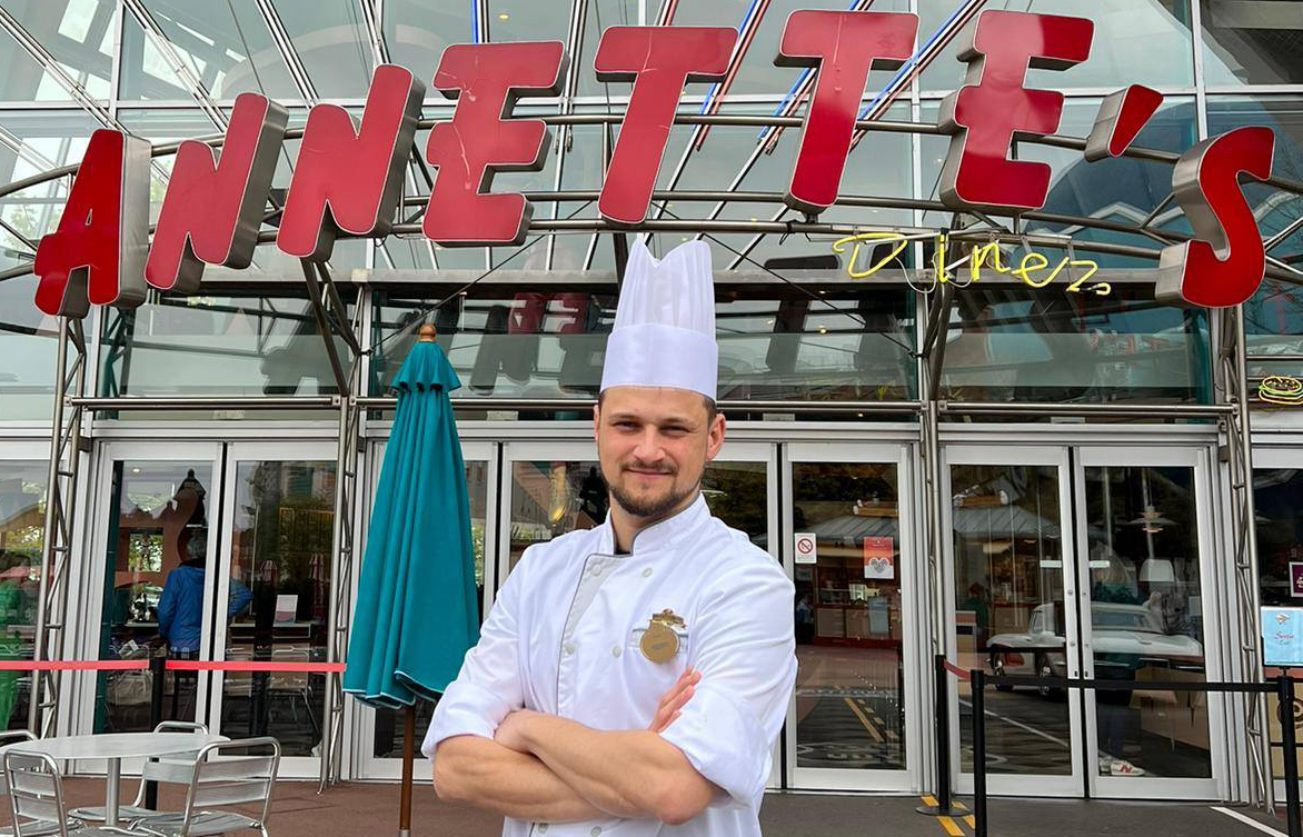 Cédric, a sous-chef at Annette’s Diner, has been recognized with the Best Burger in Ile-de-France award!