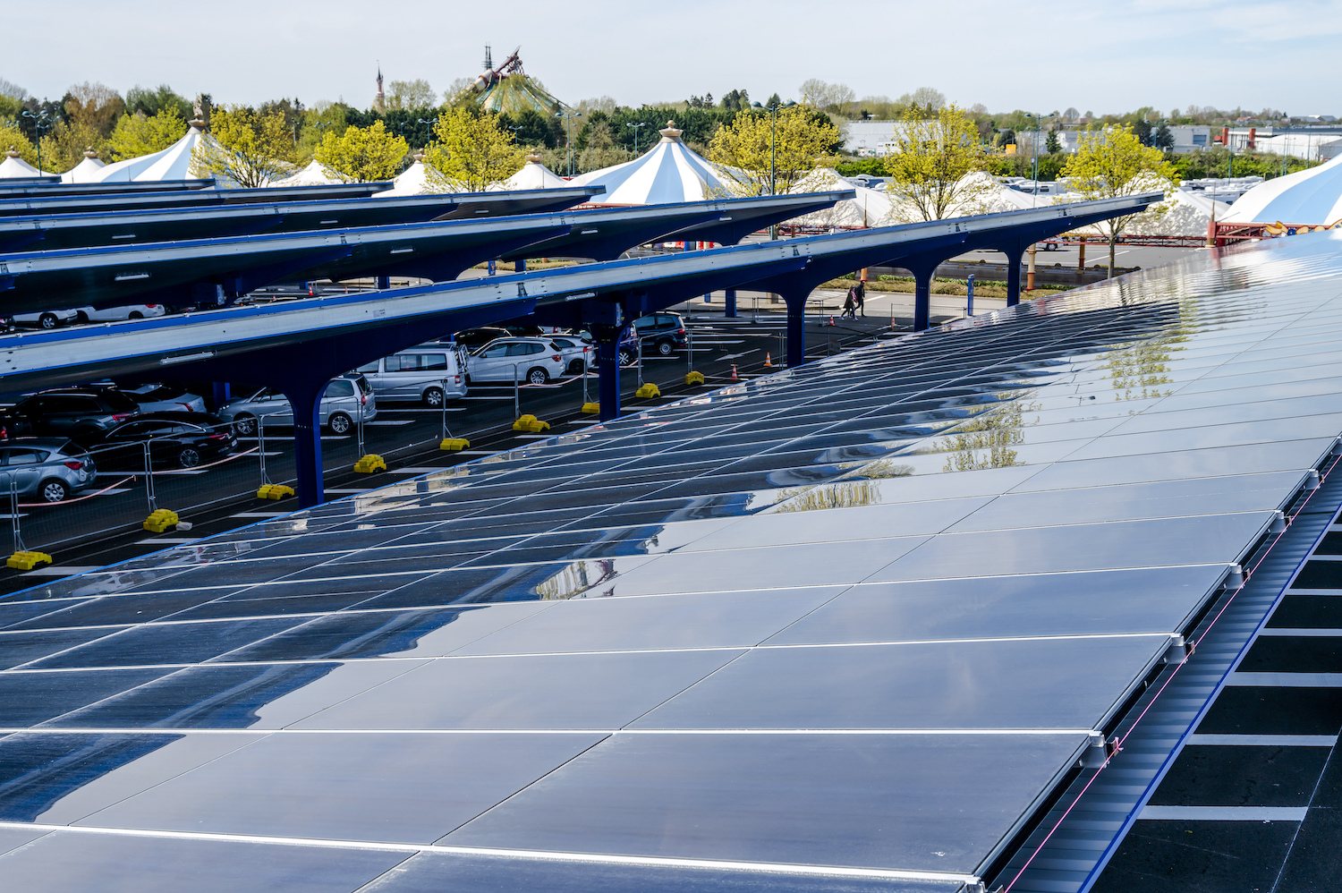 Disneyland Paris va achever le chantier de la plus grande centrale en ombrières photovoltaïques d’Europe d’ici fin 2023