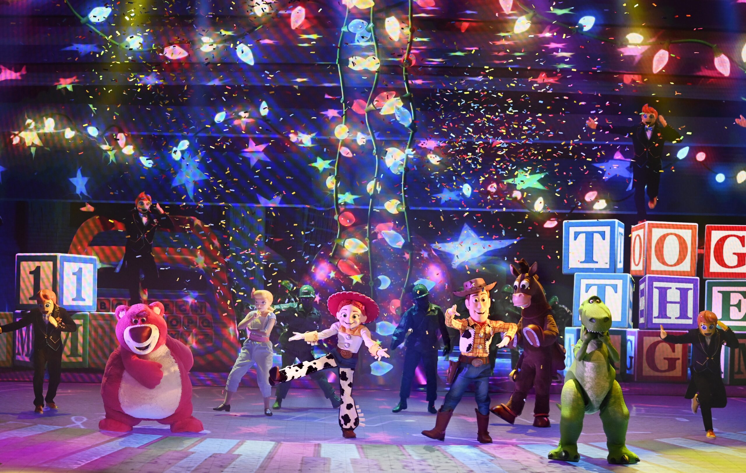 Disneyland Paris dévoile son nouveau spectacle immersif “TOGETHER: une Aventure Musicale Pixar” en présence de Omar Sy, Inès Reg, Djimo et Black M avant son lancement officiel le 15 juillet