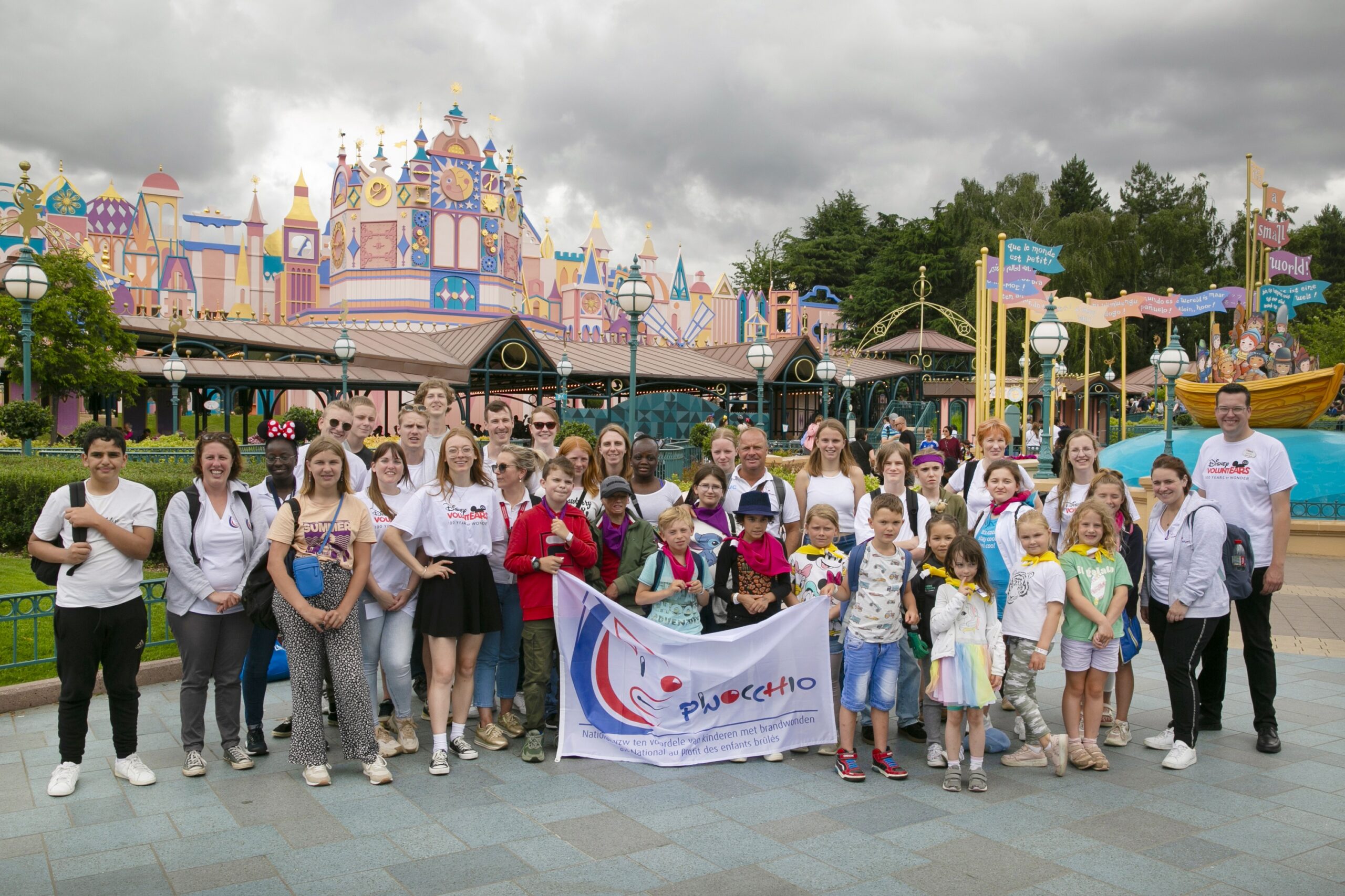 CHILDREN AND YOUNG PEOPLE WITH BURNS SPEND MAGICAL DAY AT DISNEYLAND PARIS