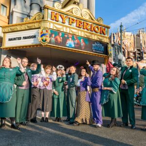 Les Cast Members des Parcs Disney font une apparition à l’avant-première mondiale du film “Le Manoir Hanté”