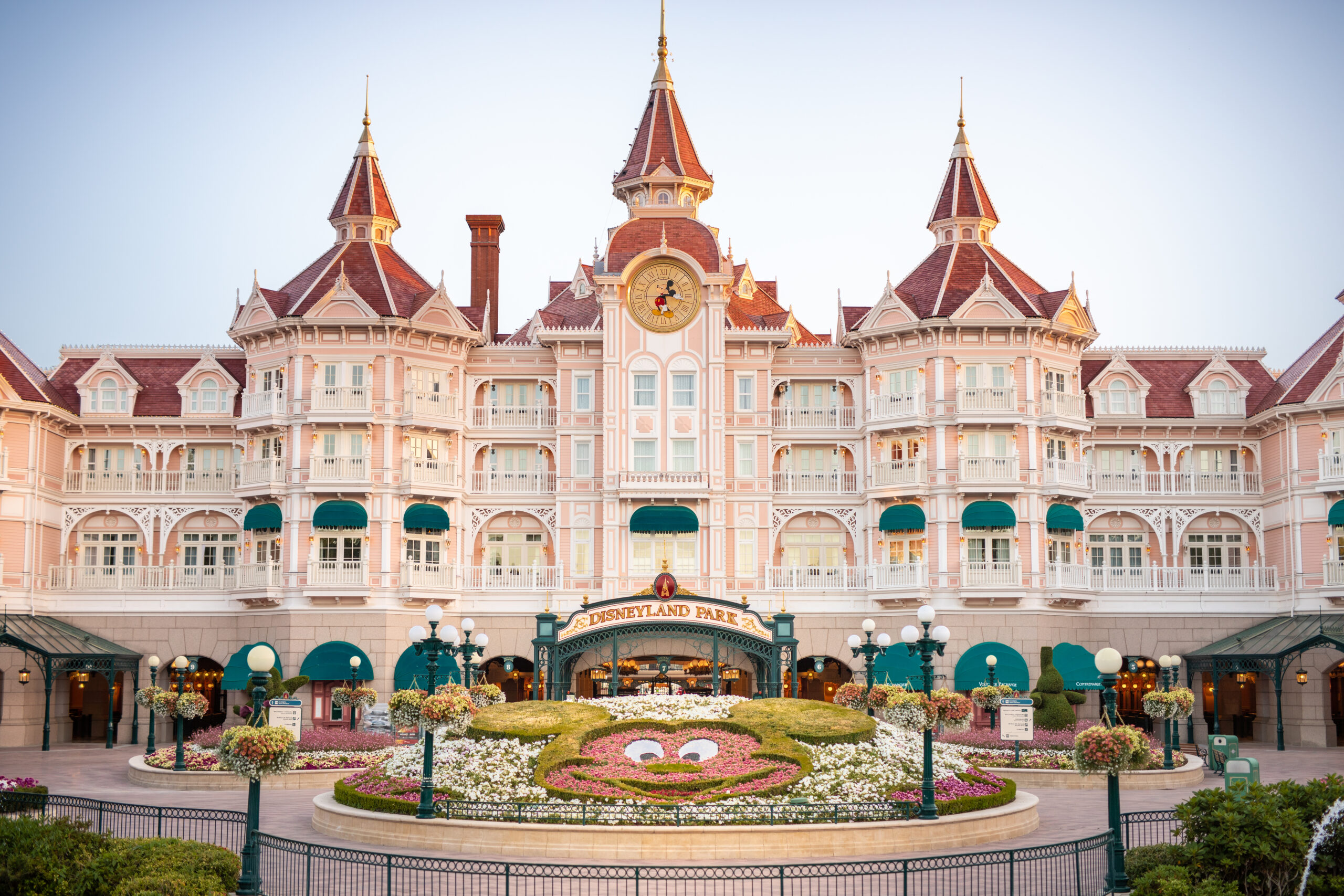 A Disneyland Paris ha riaperto il Disneyland Hotel!