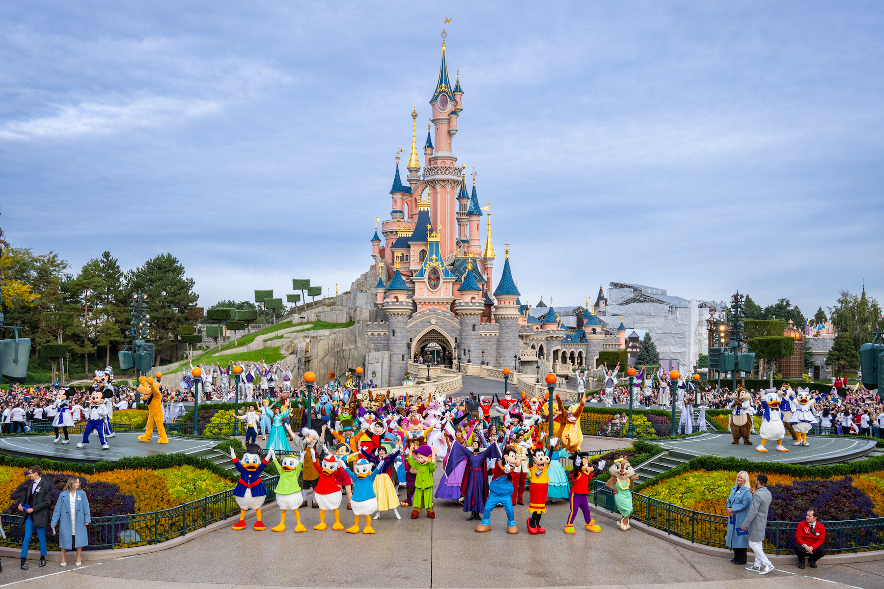 Disneyland Paris célèbre aujourd’hui les 100 ans de The Walt Disney Company avec une cérémonie exceptionnelle réunissant 100 Personnages Disney devant Le Château de la Belle au Bois Dormant ! 