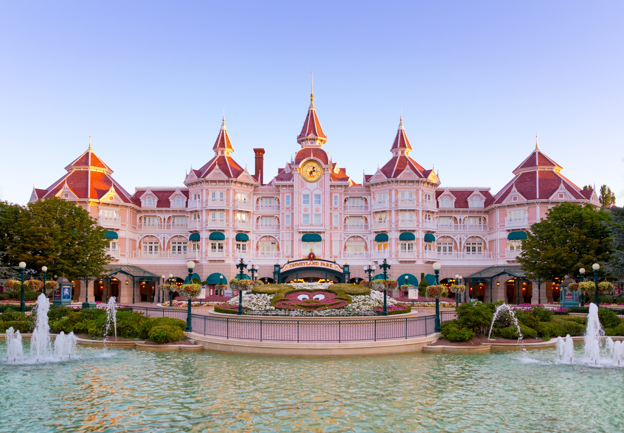 Disneyland Paris heropent vandag het iconische Disneyland Hotel na een volledige transformatie