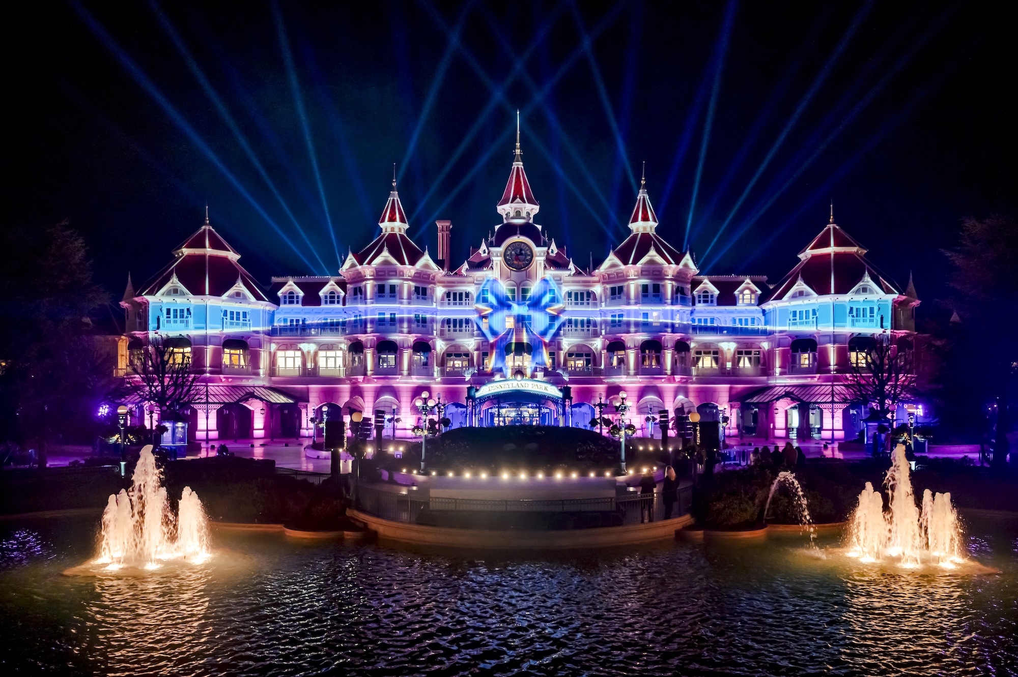 Disneyland Paris rouvre son emblématique hôtel cinq étoiles, le Disneyland Hotel, en présence de célébrités internationales