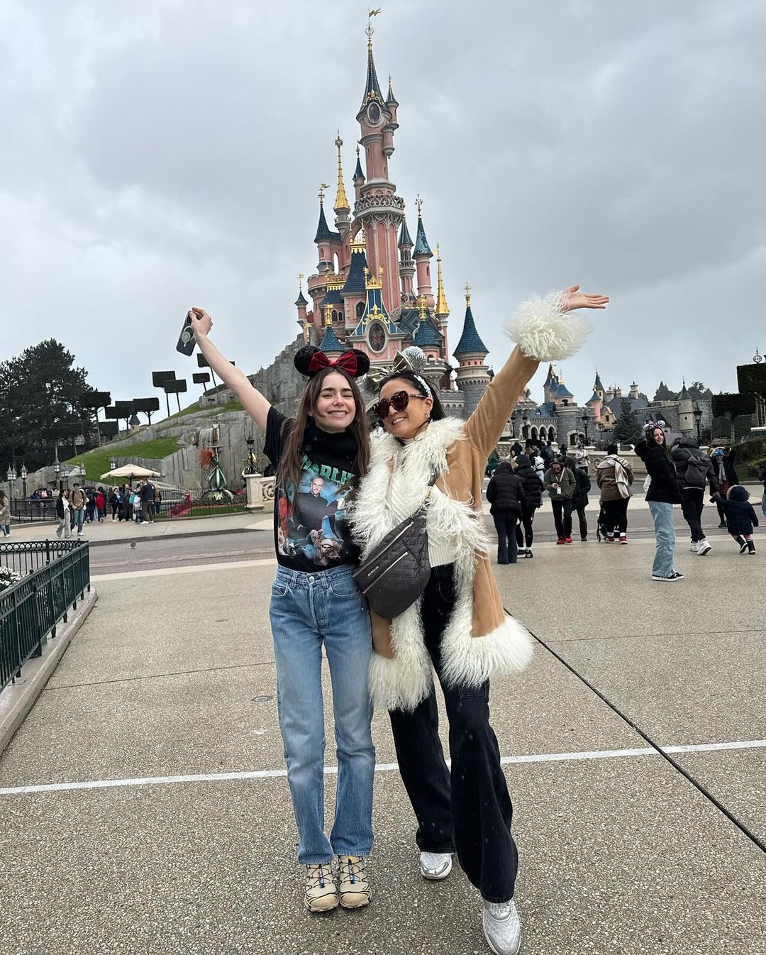 Cast van Emily in Paris bezoekt Disneyland Paris
