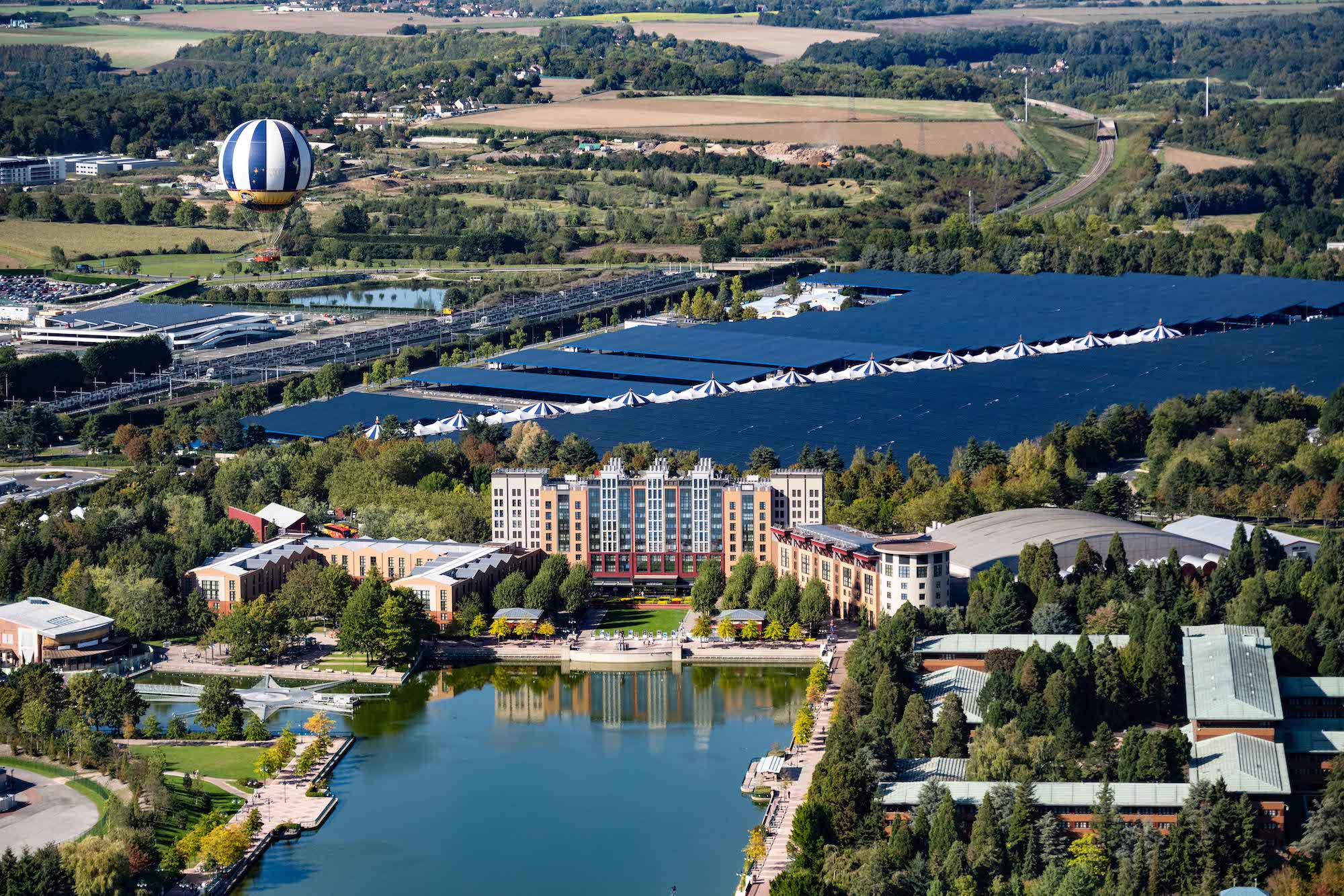 Après la construction de la plus grande centrale en ombrières photovoltaïques d’Europe, Disneyland Paris annonce l’installation d’une thermofrigopompe pour continuer à réduire ses émissions