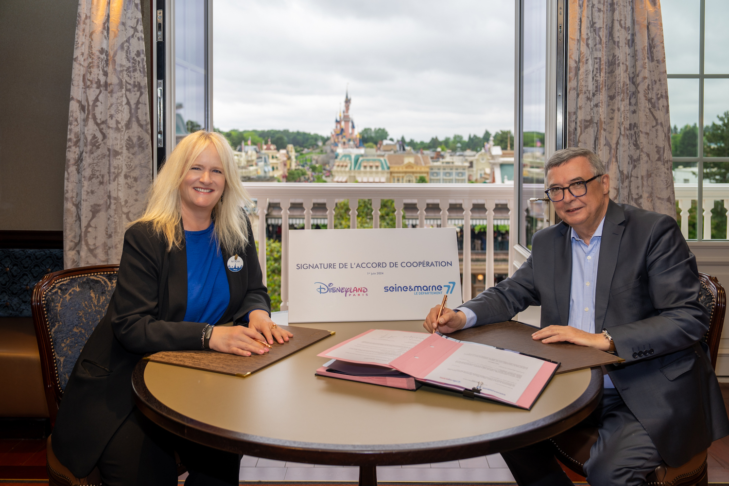 Disneyland Paris et le Département de Seine-et-Marne renouvellent leur accord de coopération 