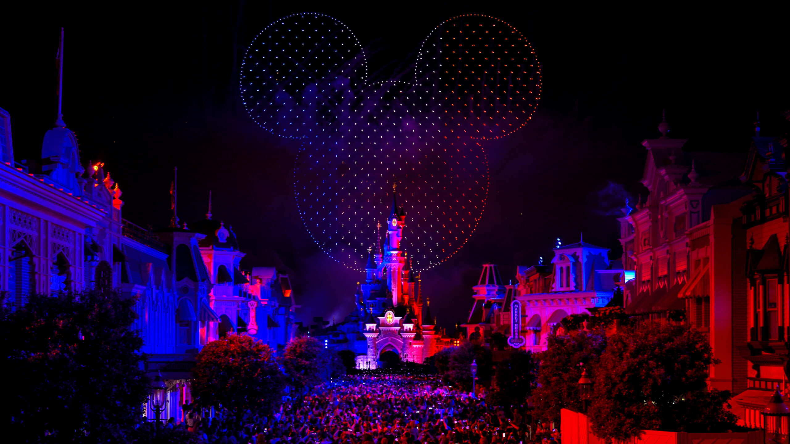 Disneyland® Paris sets GUINNESS WORLD RECORDS™ title for the “Largest aerial display of a fictional character formed by multirotors/drones” using 1,571 Drones