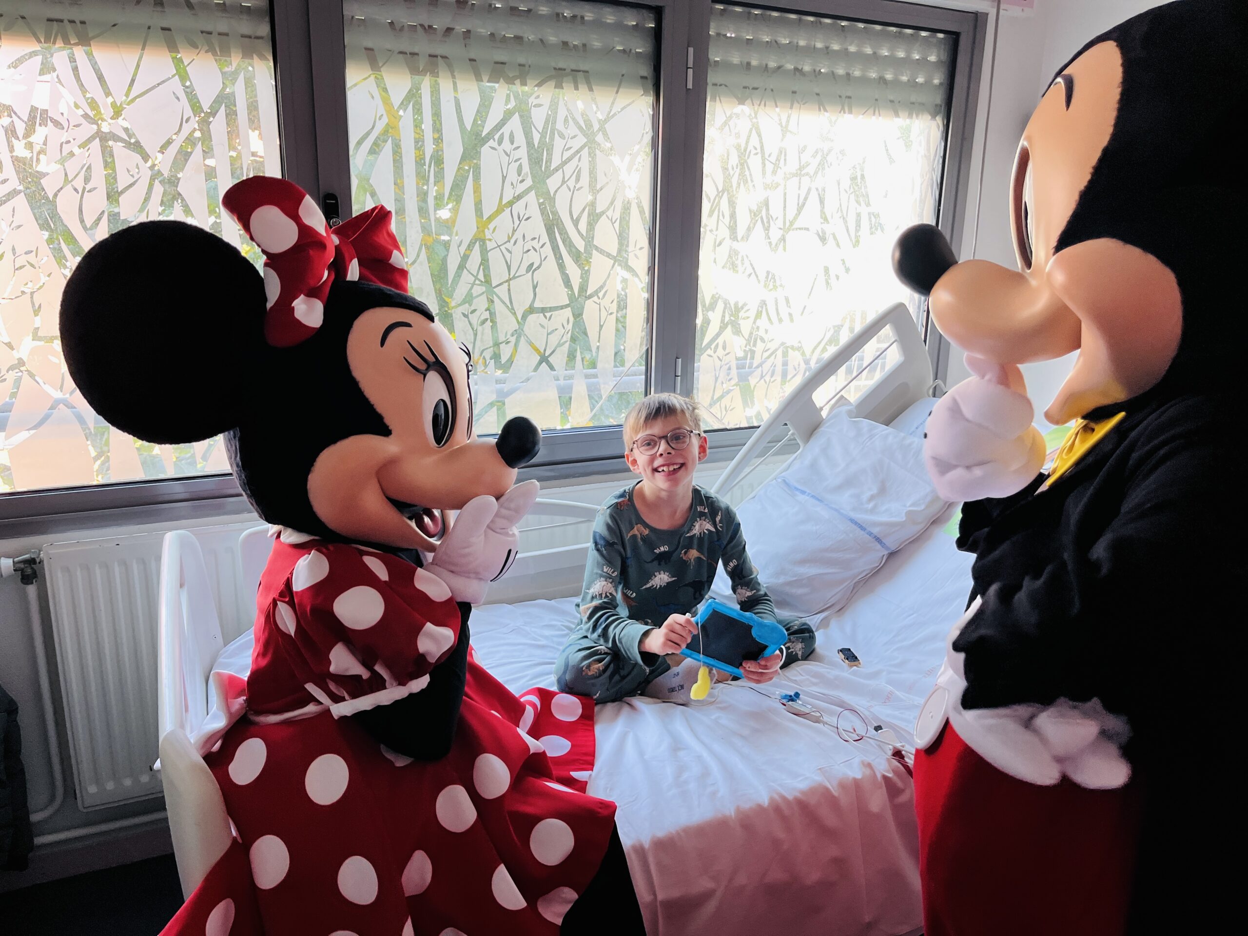 Mickey et Minnie visitent les enfants hospitalisés de l’hôpital de Dieppe  