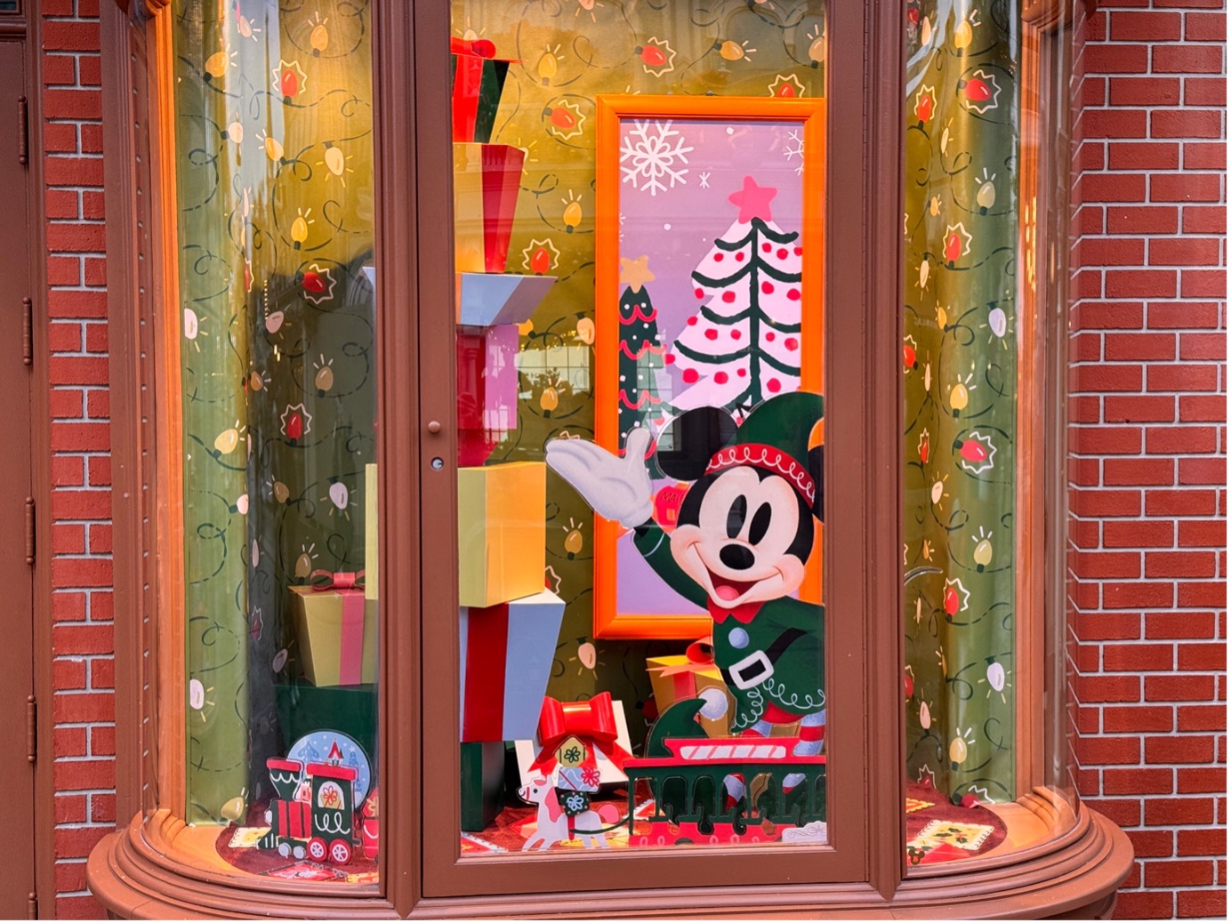 Les vitrines des boutiques de Main Street, U.S.A. se transforment pour Noël