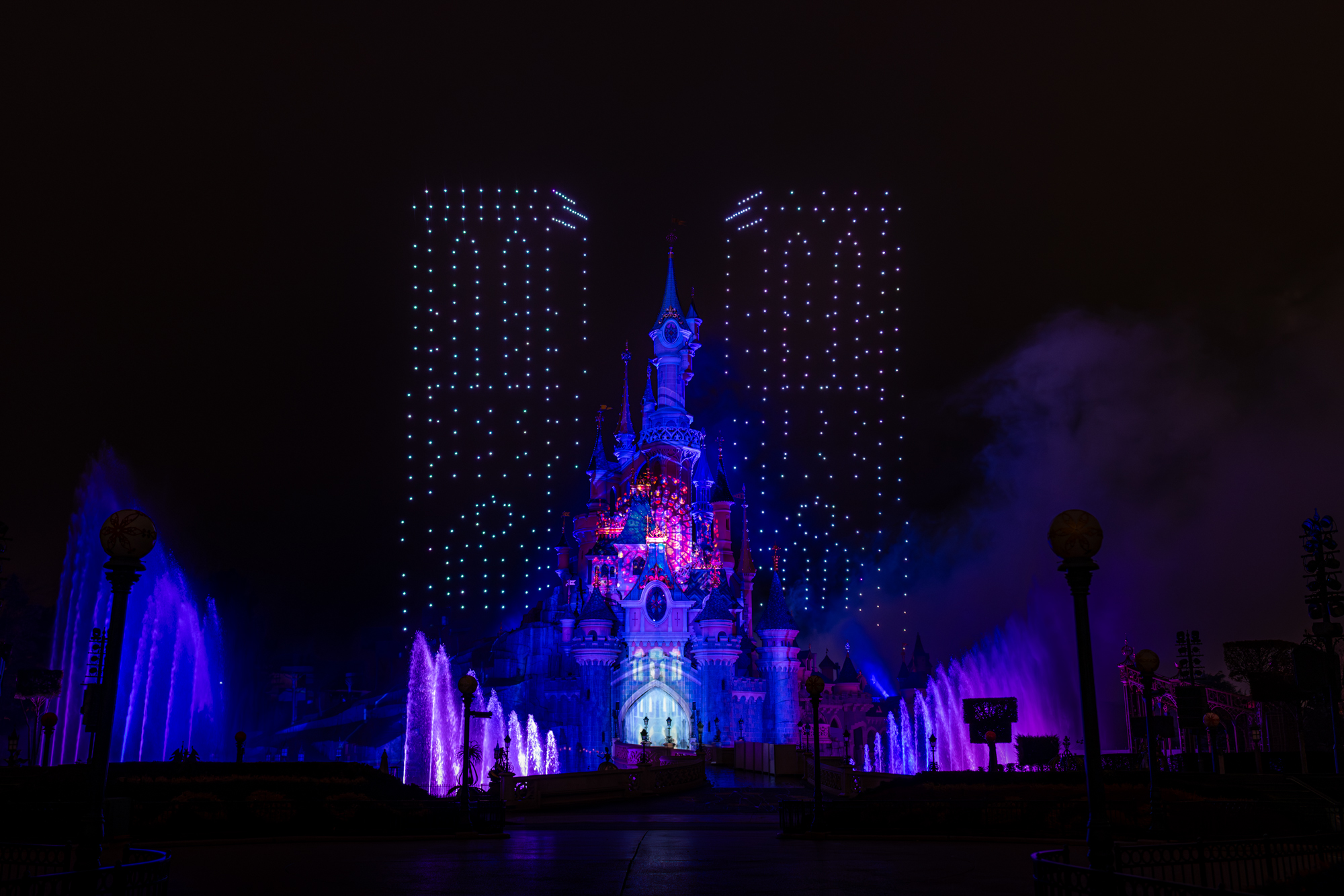 A l’occasion des célébrations de la réouverture de Notre-Dame de Paris, Disneyland Paris révèle “Disney ❤ Notre-Dame de Paris”, un tout nouveau pré-show éphémère incluant des drones, des feux d’artifice et des projections !