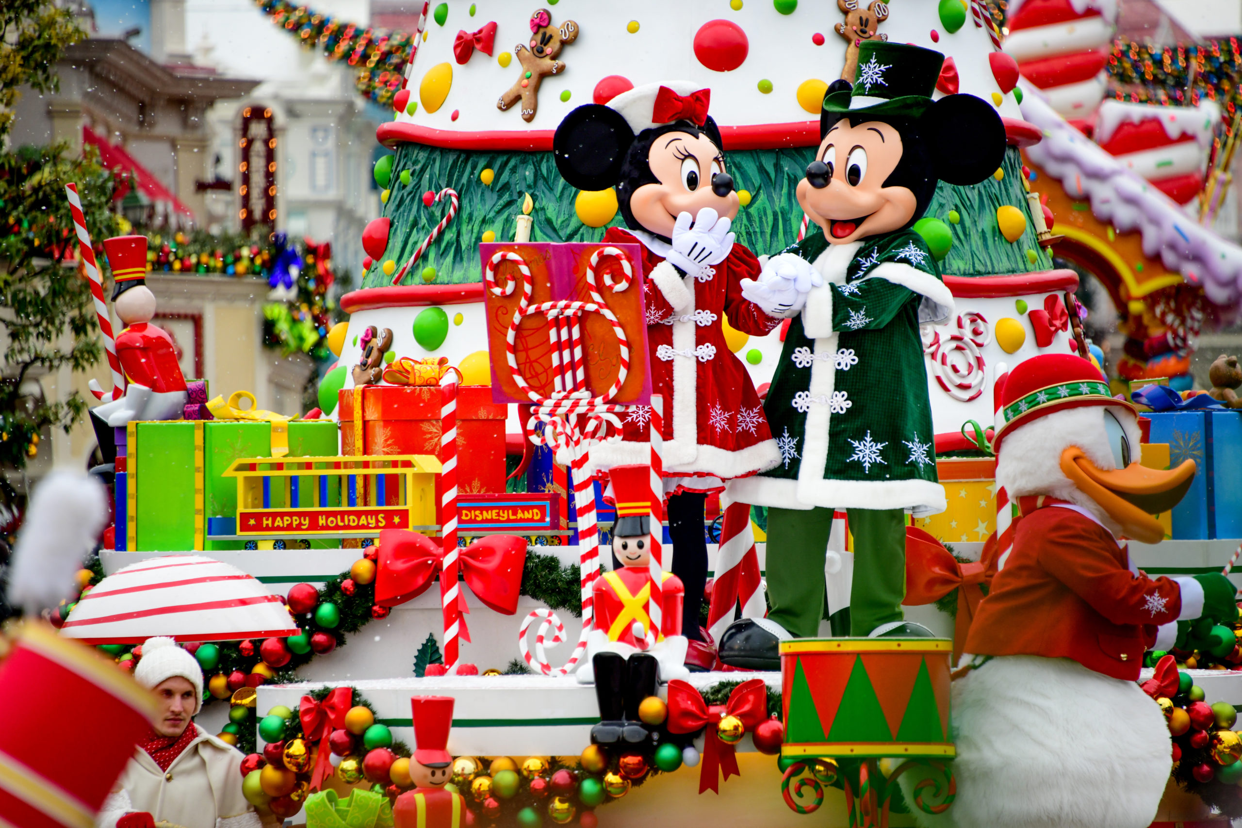 Mickey et Minnie sur la Parade de Noël Disney