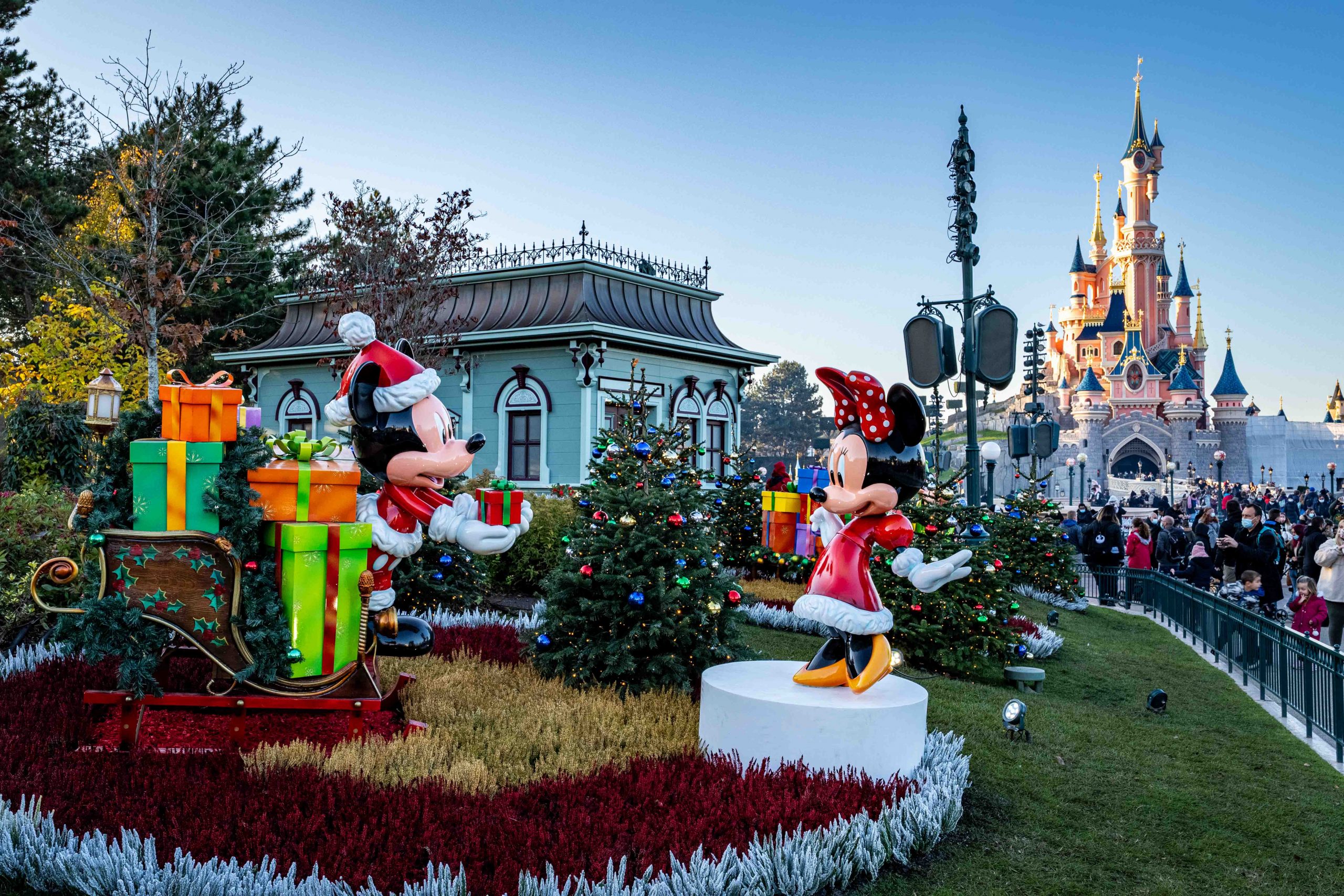 Disneyland Paris: the Castle Shop, the spot that brings the Christmas  spirit to life all year round 