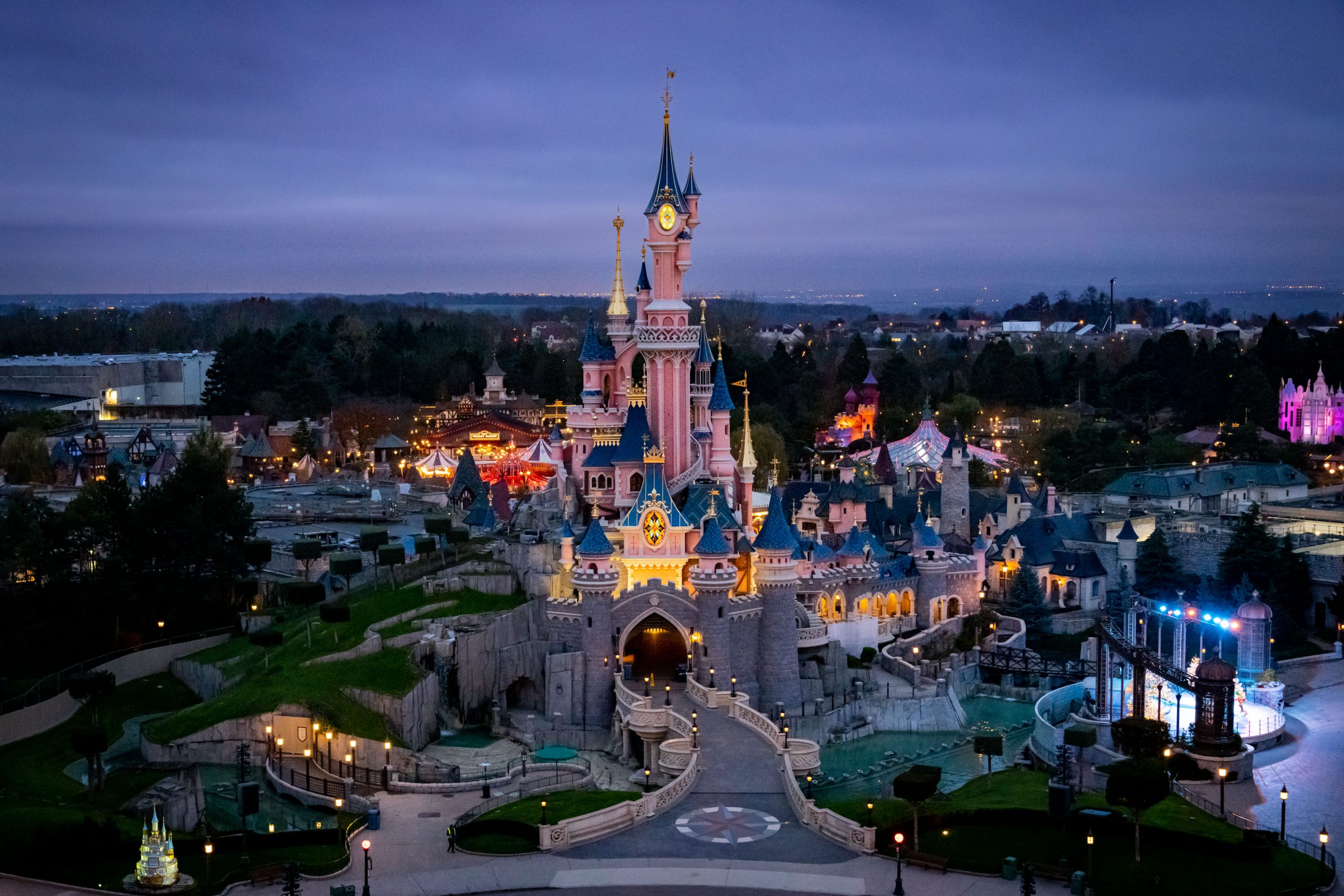 Disneyland Paris Pictures: Hub & Sleeping Beauty Castle - The Geek's Blog @  disneygeek.com